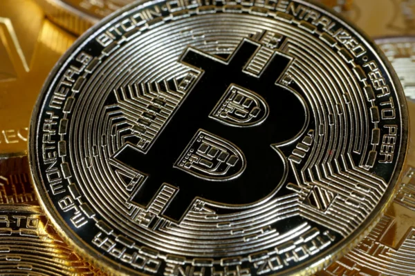 Bitcoin consolidates below $117,200 resistance ahead of FOMC decision